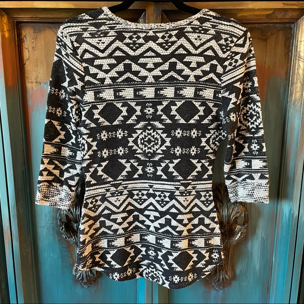 Almost Famous 3/4 sleeve top Size L - Picture 4 of 7